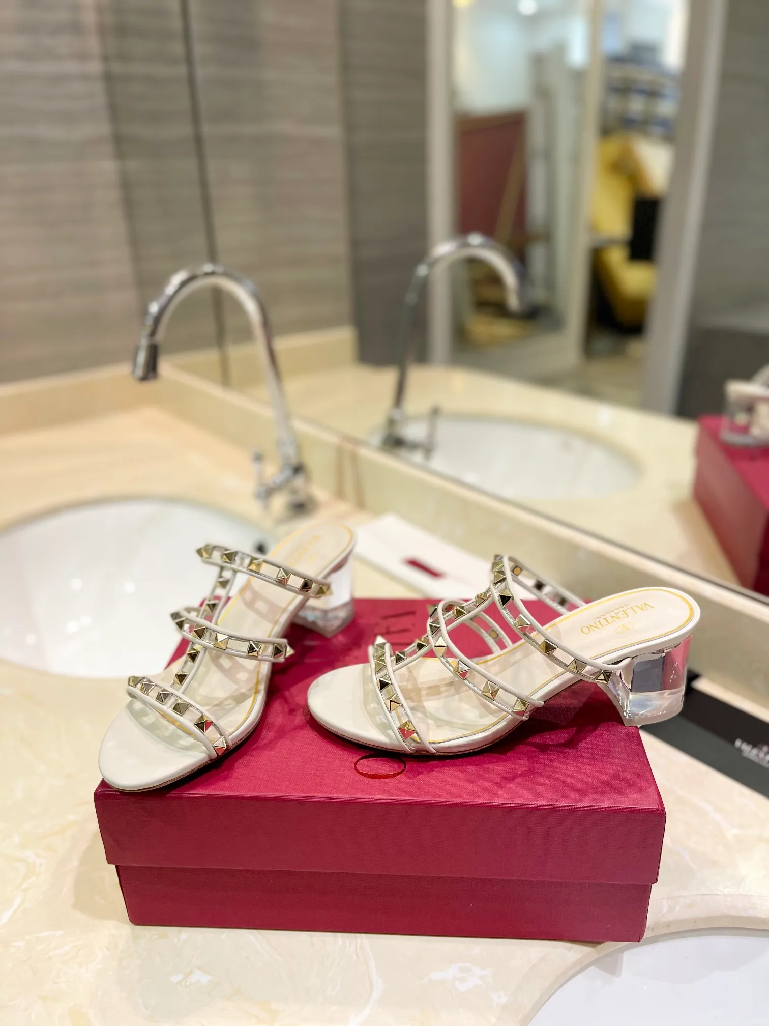 👟👟Ex-factory price 500👟👟 𝑉𝐴𝐿𝐸𝑁𝑇𝐼𝑁𝑂 Valentino ♡ͥ | ²º²⁴💫Purchasing agent level🔍Same color The classic king-shaped slippers with crystal heels are also so beautiful The particularly high-quality hardware brings out a full sense of high-end. After putting it on your feet, you will be stunned and look super slim! The new season lives up to expectations! Worth buying ★Imported cowhide is absolutely high-grade ❥Original method is absolutely sensual ❥Elegant style creates a different feeling🙈 Simple temperament style!  ♡ show bdetails ———————————— ⊿▸: Size｜35-40 (customized at 40.41.42) ⊿▸: Material｜Imported sheepskin + Pvc ⊿▸: Material | Padded sheepskin ⊿▸: Material | Italian🇮🇹 genuine leather outsole ⊿▸: Heel height｜6cm